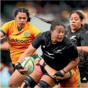  ?? GETTY/PHOTOSPORT ?? Black Ferns lock Joanah NganWoo on the charge against Australia in Adelaide yesterday. Left, star flanker Kennedy Simon suffered a calf injury.