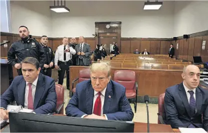 ?? ?? Trump, rodeado pelos advogados, na sala do tribunal de Manhattan.