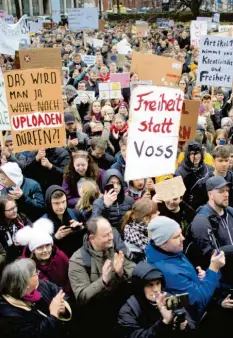  ?? Foto: Stefan Boness, imago ?? Auch vor drei Wochen gingen in Berlin Menschen auf die Straße, um gegen das geplante neue EU-Urheberrec­ht zu protestier­en.
