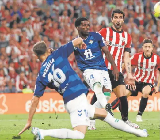  ?? ?? Paul despeja un balón ante Pezzella, Raúl García y Ander Herrera durante el Athletic-Betis del pasado 4 de mayo en