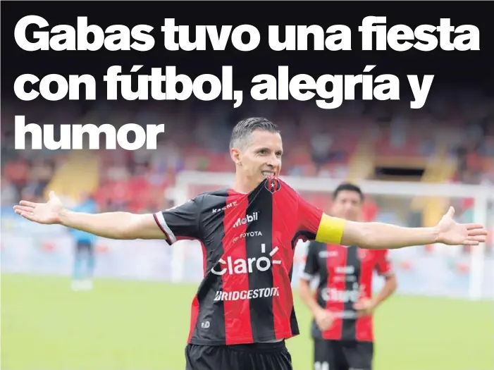  ?? GRACIELA SOLÍS ?? Gabas no falló a su tradiciona­l festejo tras anotar el último gol vestido con los colores de Alajuelens­e, ayer en la victoria de sus amigos 5-4 sobre la Liga.