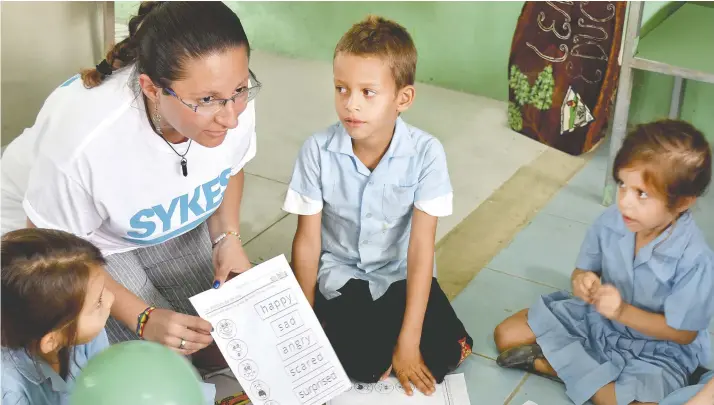  ?? Voluntaria del programa de Sykes en la escuela unidocente Cerro Negro en la región de Guápiles. Cortesía SYKES/La República ??