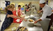  ?? (Photo d’archive V.-m.) ?? Au Lavandou (ici l’école Marc-Legouhy) comme ailleurs, le service de cantine sera assuré pour les élèves de retour à l’école.