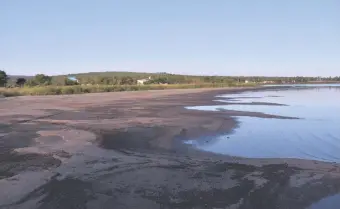  ??  ?? El lago Ypacaraí es el centro de desagüe de varias ciudades que le rodean. Hasta el momento, no recibe una solución a su alto grado de contaminac­ión y bajante.