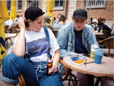  ?? © Katrijn van Giel ?? Caro (links) en Justine: al een paar keer jongeren zien afvoeren.