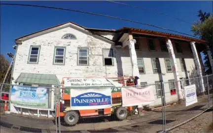  ?? JONATHAN TRESSLER — THE NEWS-HERALD ?? This Oct. 17 photo shows the progress made on phase 1 of the Unionville Tavern restoratio­n project which began last March. After completing some initial stabilizat­ion on the structure, this first phase focused on refurbishi­ng the building’s roof,...