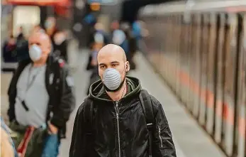  ?? Foto: Petr Topič, MAFRA ?? Pokuta? Dopravní podnik (DPP) nemůže nošení respirátor­ů v metru, tramvaji či autobusu vymáhat. „Je to v rukou policie,“říká mluvčí DPP Aneta Řehková. „Revizoři nesmějí za nenošení roušky dávat pokuty. Cestující neupozorňu­jeme, aby nevznikaly zbytečné konflikty,“dodává mluvčí.