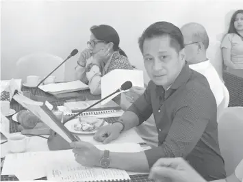  ?? PAUL JUN E. ROSAROSO ?? Glenn Soco, chaiman of the Infrastruc­ture Developmen­t Committee (IDC) of the Regional Developmen­t Council-7, presides over the committee’s first quarter meeting yesterday. He wants to defer the constructi­on of the U.N. Avenue Depressed Structure or...