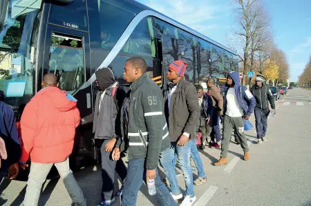  ??  ?? Ospitalità I migranti hanno passato la notte nelle parrocchie di Oriago, Borbiago, Gambarare e Mira
Ieri sono partiti per nuove destinazio­ni (in alto). (a fianco, foto Errebi)