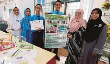  ??  ?? HASIBAH (dua dari kanan) bersama pelajar SMK Bakti yang mencipta produk Ecofuel.