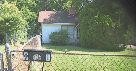  ?? BRAD ZIMANEK ?? Bart Starr signed his scholarshi­p with the University of Alabama at this home on 931 National Street on Dec. 3, 1951.