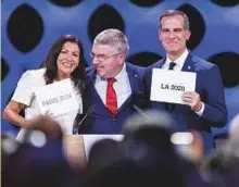  ?? AFP ?? Thomas Bach poses for pictures with Anne Hidalgo and Eric Garcetti on Wednesday.