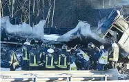  ??  ?? I sopralluog­hi dopo l’incidente A sinistra le verifiche sul ponte che passa sopra la A21 convolto dal maxi incendio; in alto l’incidente in cui sono morte sei persone (una famiglia francese e un camionista) all’altezza di Montirone