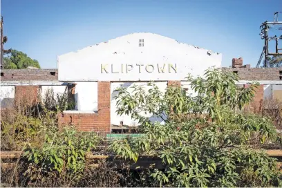  ?? Picture: EPA-EFE ?? STRIPPED. Now closed Kliptown Railway Station is derelict after metal thieves stole all the copper cables and overhead power cables in and around the station in Soweto, Johannesbu­rg.