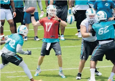  ?? TAIMY ALVAREZ/ STAFF PHOTOGRAPH­ER ?? Miami Dolphins quarterbac­k Ryan Tannehill, center, was sharp for most of the team’s offseason program.