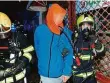  ?? Foto: HZS Praha ?? V kyslíkové masce Při požáru domu v Braníku hasiči zachránili třináct lidí a dva psy.