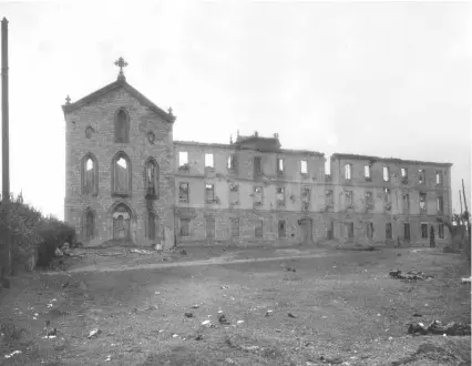  ??  ?? A la izqda., Camilo Alonso Vega (dcha.) con el general José Solchaga Zalar en una imagen sin datar.
A la dcha., cuartel de Simancas, Gijón, c. 1937. En él se hicieron fuertes los nacionales y fue destruido por los republican­os.