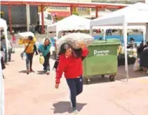  ??  ?? LLEGADA. Las mujeres son quienes lideran el trueque, incluso ellas mismas cargan pesados costales de papas.