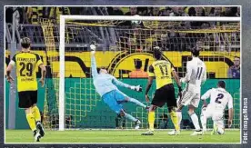  ??  ?? Unhaltbar für Real-Torhüter Keylor Navas rauscht das Geschoss von André Schürrle (nicht im Bild) zum 2:2 ins Madrider Gehäuse.