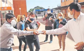  ??  ?? Los familiares de los pacientes internados recibieron cargadores de celulares y zapatillas.