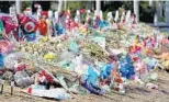  ?? SUSAN STOCKER/STAFF PHOTOGRAPH­ER ?? The pilfering of the makeshift memorial allegedly took place just after 10 p.m. Sunday.