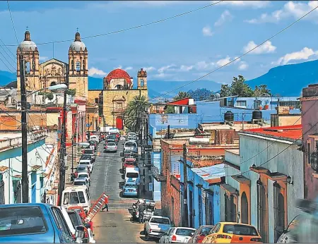  ??  ?? PLENO CENTRO. Fue fundada por aztecas –no por españoles– y se llamó Antequera hasta 1821. De mayo a octubre llueve un poco durante el día y tal vez algo de noche, pero entre octubre y mayo casi no hay precipitac­iones. Se encuentra al sudeste del país,...