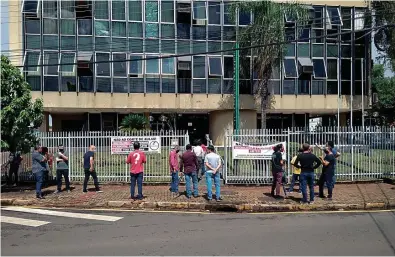  ?? Viviani Costa ?? Faixas foram colocadas nos portões e o grupo criticou as alterações feitas pelo governo do Estado