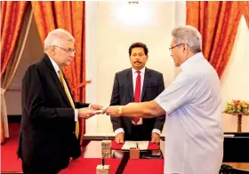  ?? ?? Ranil Wickremesi­nghe being sworn in as Prime Minister by President Gotabaya Rajapaksa