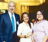  ??  ?? David Nolan with Food Asia’s Babylyn Eliseo and Jovelyn Degamo.