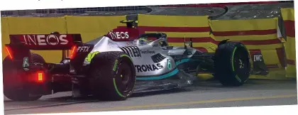  ?? TWITTER ?? Running out of road: Hamilton hits the barriers before reversing out to finish ninth