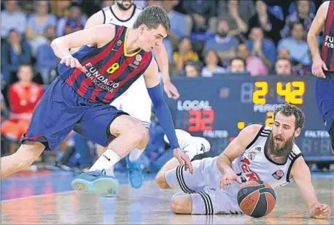  ?? ÀLEX GARCIA ?? Hezonja, que anotó cinco triples en seis lanzamient­os ante el Madrid, disputa un balón con Sergio Rodríguez