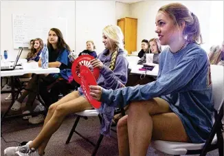  ?? JENNA EASON PHOTOS / JENNA.EASON@COXINC.COM ?? Kenley Speece (from left), 15, and Peyton Lawrence, 15, participat­e in a texting-and-driving simulation with their classmates observing during a driver’s education class at Nathan’s Driving School on Wednesday.