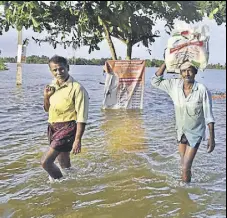  ?? RAJ K RAJ/HT ?? People wade through inundated streets on the outskirts of Kuttanadu region in Kerala’s Alappuzha on Tuesday.