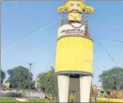  ?? DEEPAK GUPTA/HT ?? ■ (Above) The 121 ft Ravan effigy at Aishbagh Ramlila ground and (R) the effigies Ravan and his brother in Aliganj .