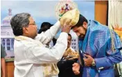  ?? PTI ?? Karnataka Chief Minister Siddaramai­ah felicitate­s French Open Mixed Doubles Winner Rohan Bopanna in Bengaluru