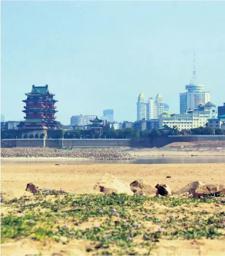  ?? Foto: imago images/Imaginechi­na-Tuchon ?? Im Sommer vergangene­n Jahres litt China unter massiver Dürre – im Winter trat Covid-19 auf.