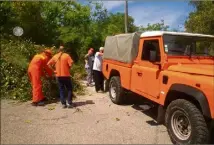  ?? (Photo Ch. B.) ?? Tous les membres du CCFF ont pris sur leur temps pour entretenir les accès au massif.