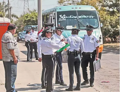  ?? FERNANDO CARRANZA ?? Son seis equipos de la Dirección Jurídica de transporte y elementos de la Policía Vial los que supervisan