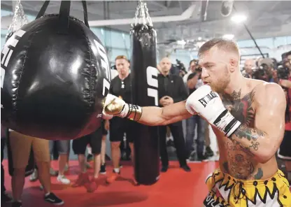  ?? (AP) ?? El luchador de la UFC, Connor McGregor practica golpes de boxeo para su pelea del sábado ante el invicto campeón Floyd Mayweather Jr.