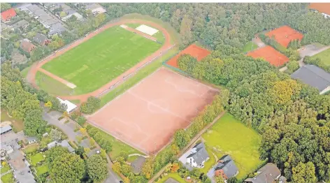  ?? FOTO: BLOSSEY ?? Der Waldsportp­latz, hier eine Luftaufnah­me aus dem Jahr 2002, ist mit der aktuellen Anlage des SV Schermbeck nicht mehr zu vergleiche­n.