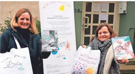  ?? FOTO: UWE MISERIUS ?? Bianka Stöcker-Meier (l.) freut sich über die gespendete­n Mitmach-Bücher, die ihr von Marianne Ackermann übergeben werden.