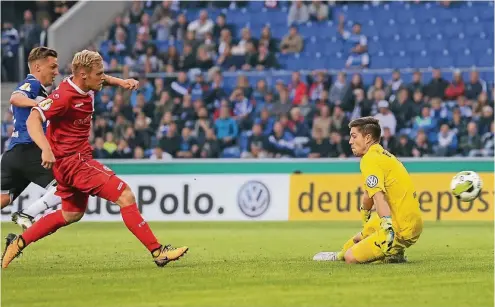  ??  ?? Rouwen Hennings, der hier Bielefelds Torhüter Stefan Ortega bezwingt, will auch gegen Kaiserslau­tern auf Torejagd gehen.