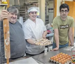  ?? ?? César Sánchez ten relevo garantido na Panadería e Pastelería Toques no seu fillo Ignacio.