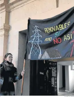  ?? JAVIER FLORES ?? Protesta contra las plantas fotovoltai­cas en el Ayuntamien­to de Ronda.