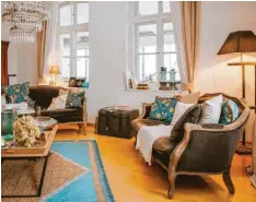  ?? Fotos: Julian Leitenstor­fer ?? Friedrich Altewische gestaltet exklusive Wohnräume. Wie diese aussehen können, zeigt er in seiner Wohnung in der Villa Salomon in St. Georgen.