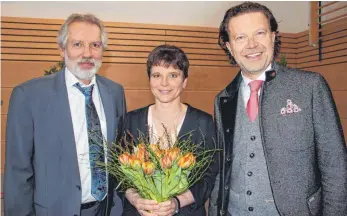  ?? FOTO: ALEXANDRA SCHNEID ?? Karlheinz Deußen (links), Leiter des Staatliche­n Schulamts Konstanz, und Bürgermeis­ter Jochen Arno gratuliere­n Schulleite­rin Carmen Woll.