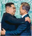  ?? Foto: afp, kspp ?? Ziemlich beste Freunde? Nordkoreas Diktator Kim Jong Un (links) und Südko reas Präsident Moon Jae.