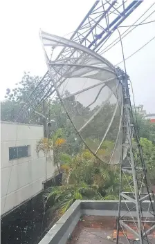  ??  ?? La antena de la radio Paraná SA FM fue derribada por el viento.