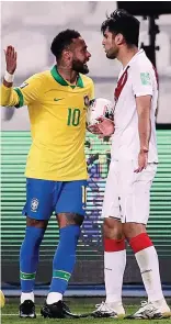  ?? SEBASTIAN CASTANEDA/POOL/AFP ?? SUDAH PULIH: Neymar Jr (kiri) terlibat friksi dengan bek Peru Carlos Zambrano dalam kualifikas­i Piala Dunia 2022 zona Conmebol di Estadio Nacional kemarin (14/10).