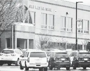  ?? — Gambar AFP ?? TRAGIK: Kenderaan penguat kuasa undang-undang memenuhi laman Sekolah Tinggi Great Mills di Great Mills, Maryland susulan serangan tersebut, kelmarin.